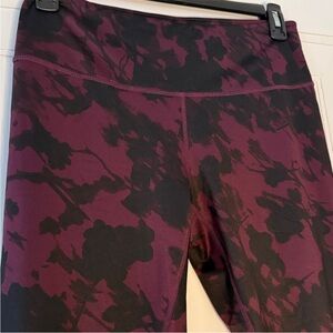Zella Size L High Waisted Leggings Black & Deep Maroon Abstract Pattern